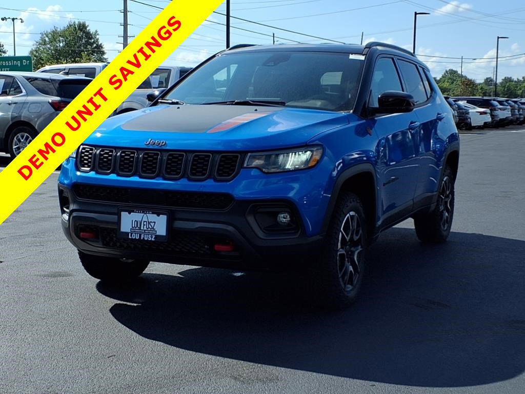2025 Jeep Compass Trailhawk photo 2