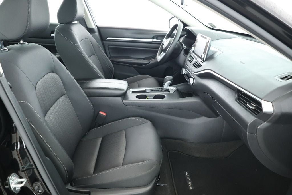 2022 Nissan Altima SV photo 21