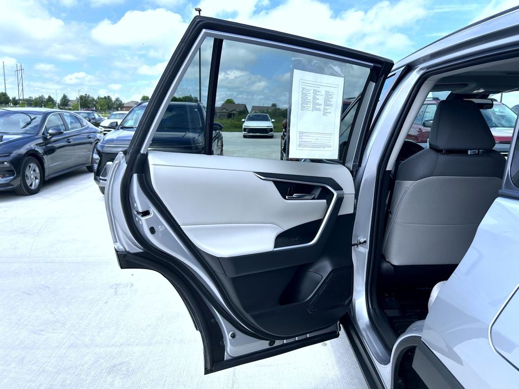 2023 Toyota RAV4 XLE photo 21