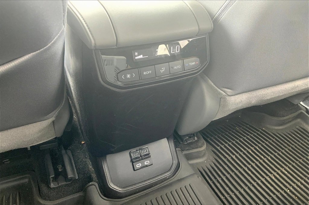 2024 Toyota Highlander LE photo 31