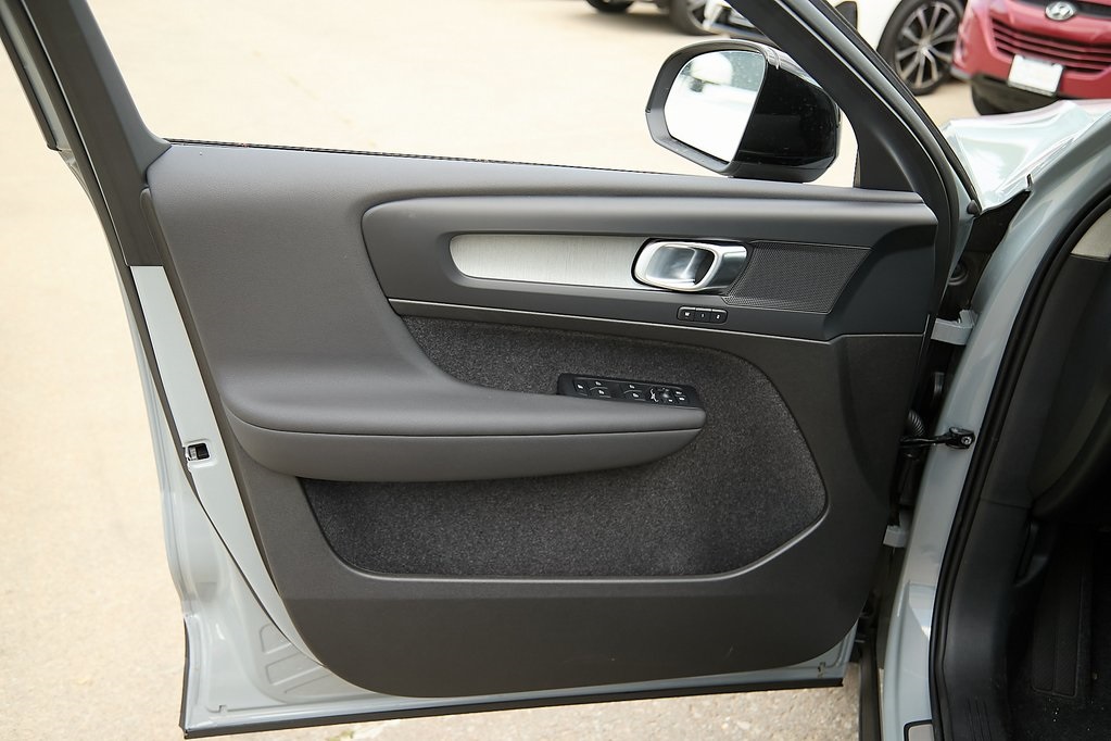 2025 VOLVO XC40 - Image 9