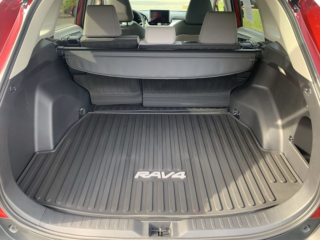 2025 Toyota RAV4 XLE photo 9