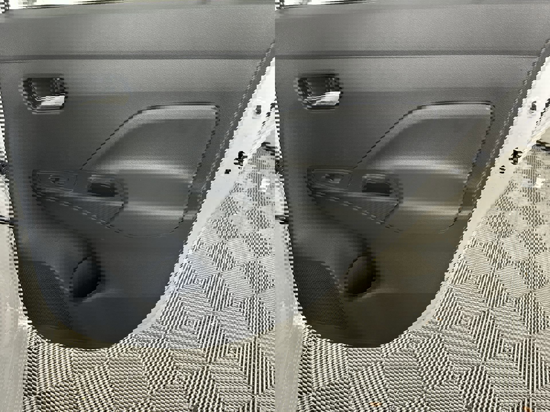 2025 Nissan Versa SV photo 31