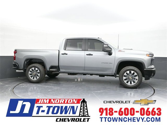 2025 Chevrolet Silverado HD Custom's photo