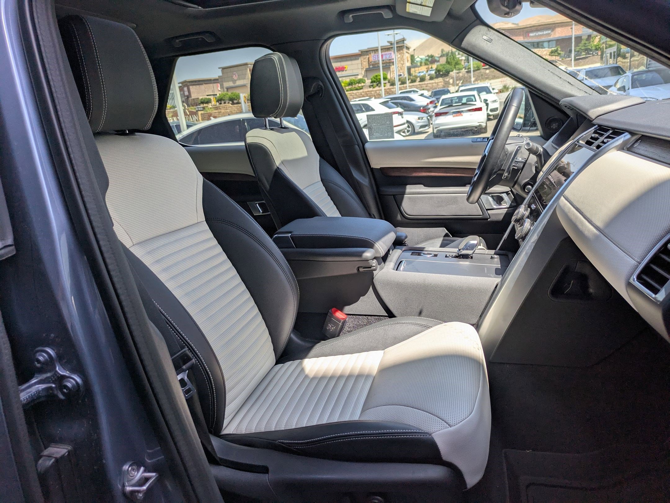 2023 Land Rover Discovery P300 S S R-Dynamic photo 25