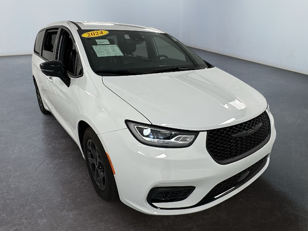 2024 Chrysler Pacifica PHEV Select's photo