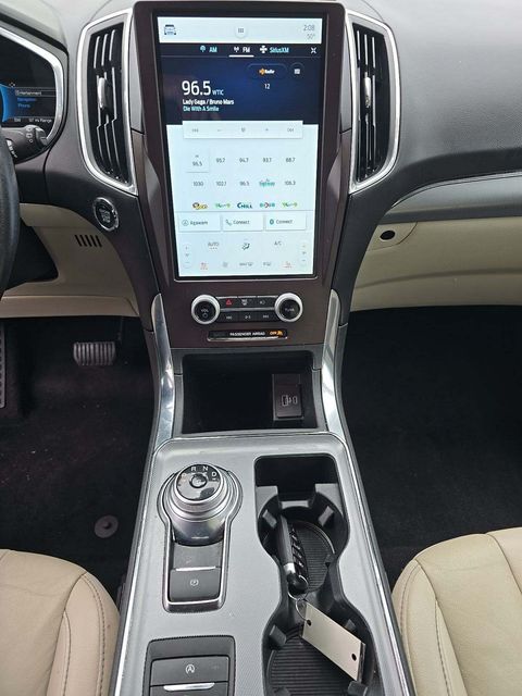 2021 Ford Edge Titanium photo 4