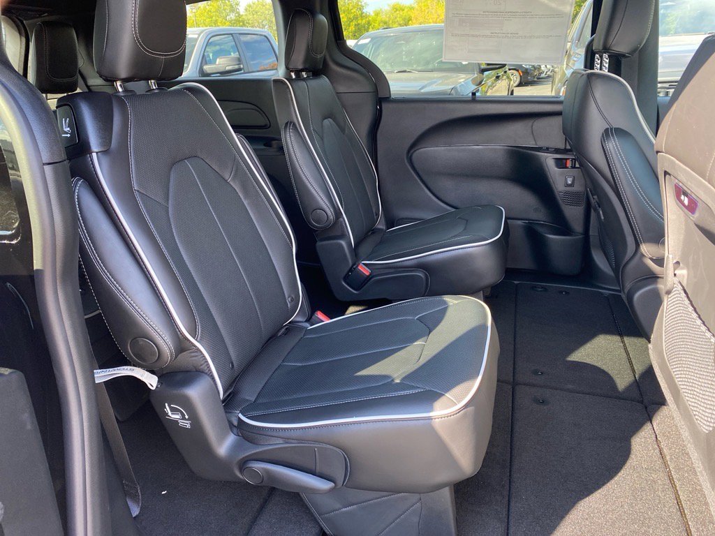 2026 Chrysler Pacifica Limited photo 12