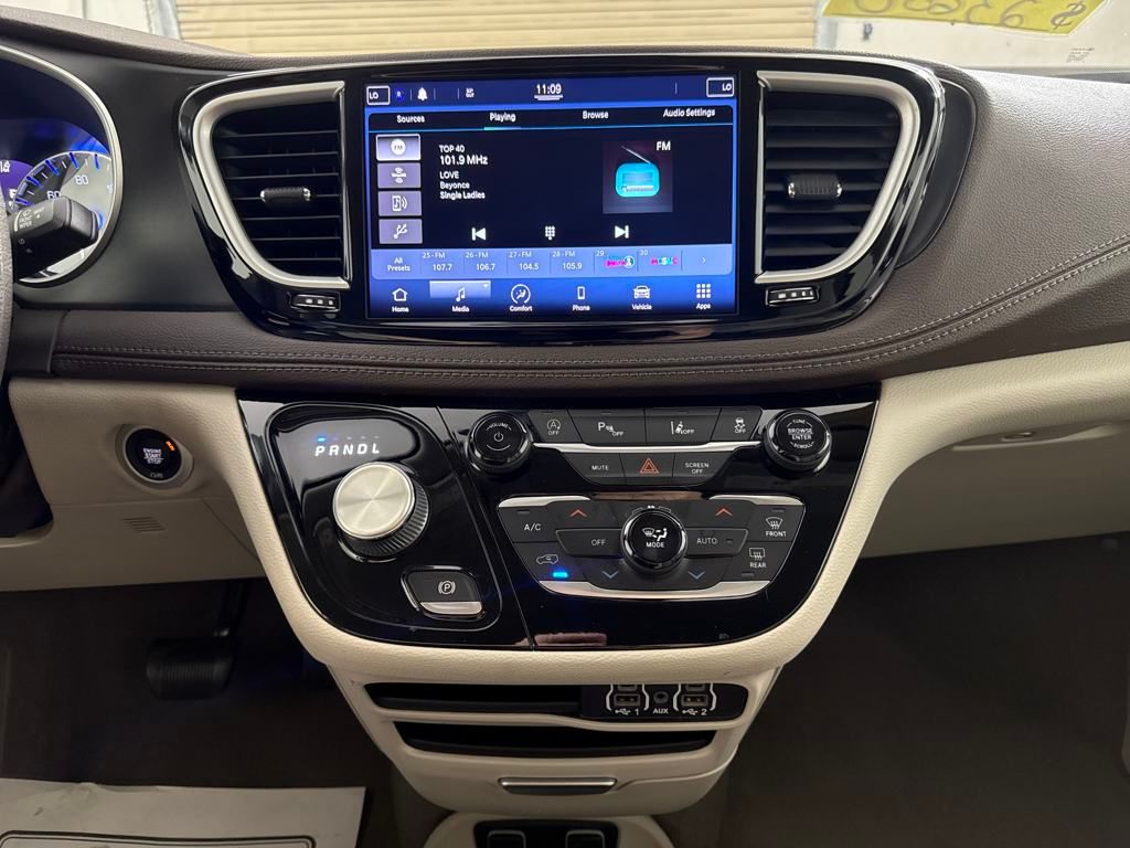 2021 Chrysler Pacifica Touring photo 10
