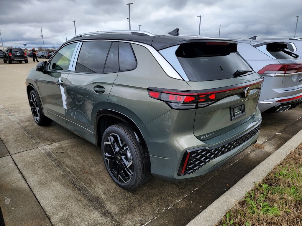 2026 Volkswagen Tiguan SEL R-Line photo 4