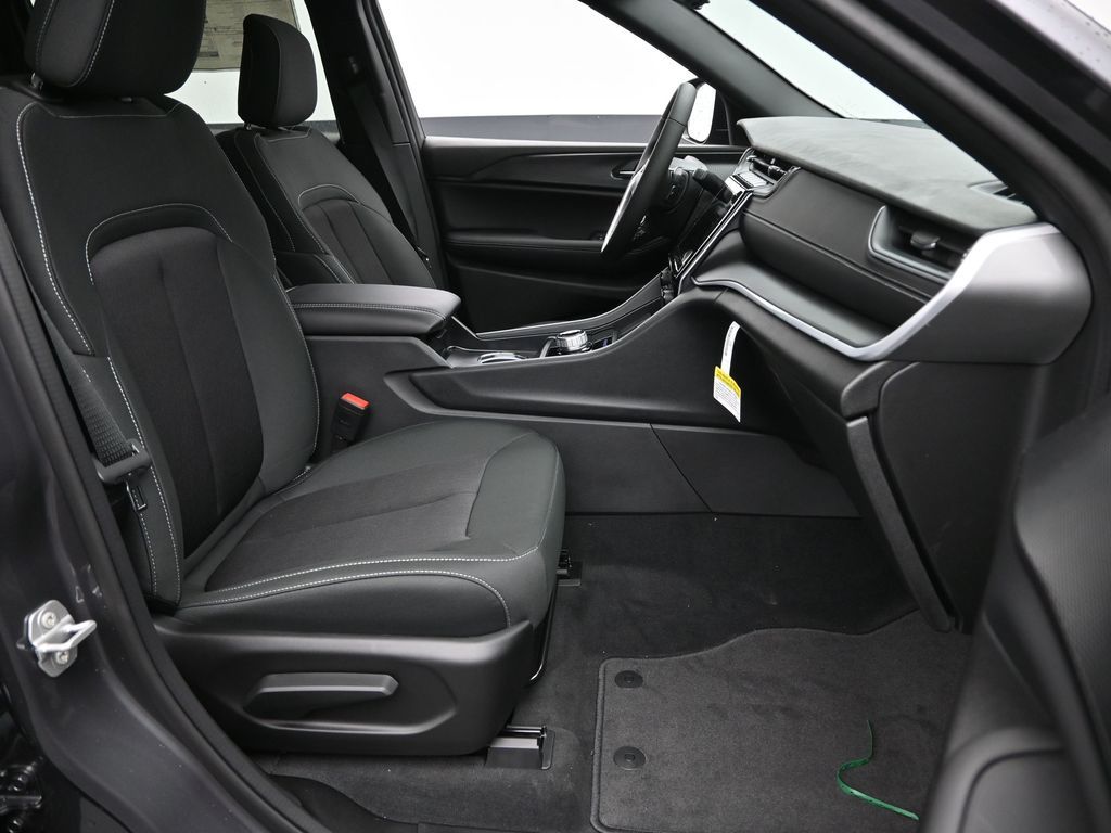 2025 Jeep Grand Cherokee Laredo X photo 2