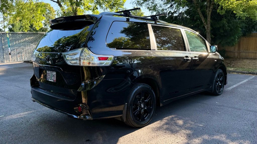 2020 Toyota Sienna SE Premium photo 8