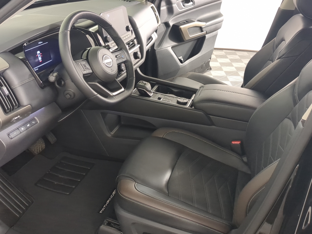 2024 Nissan Pathfinder Platinum photo 10
