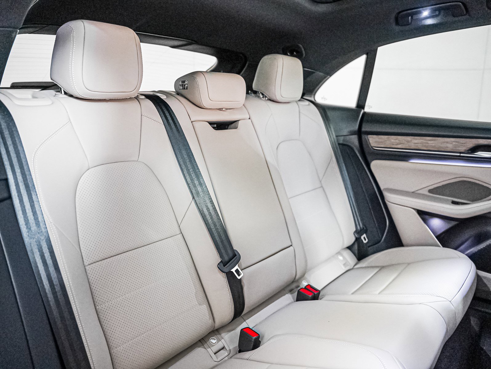 2025 Porsche Macan Electric photo 4