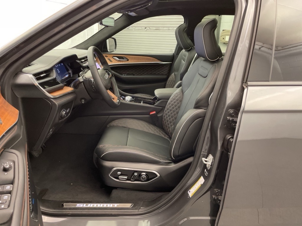 2025 Jeep Grand Cherokee L Summit Reserve photo 16
