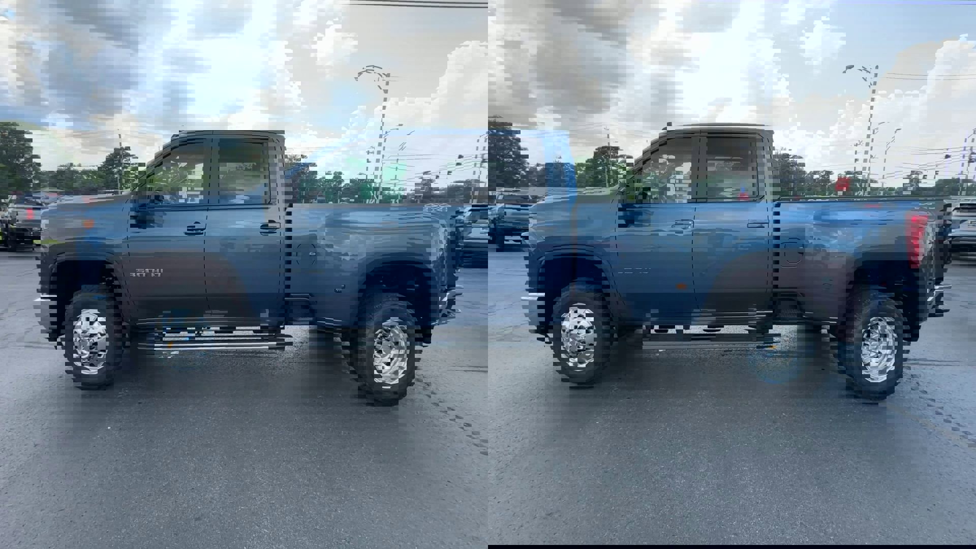2025 Chevrolet Silverado 3500HD LT photo 4