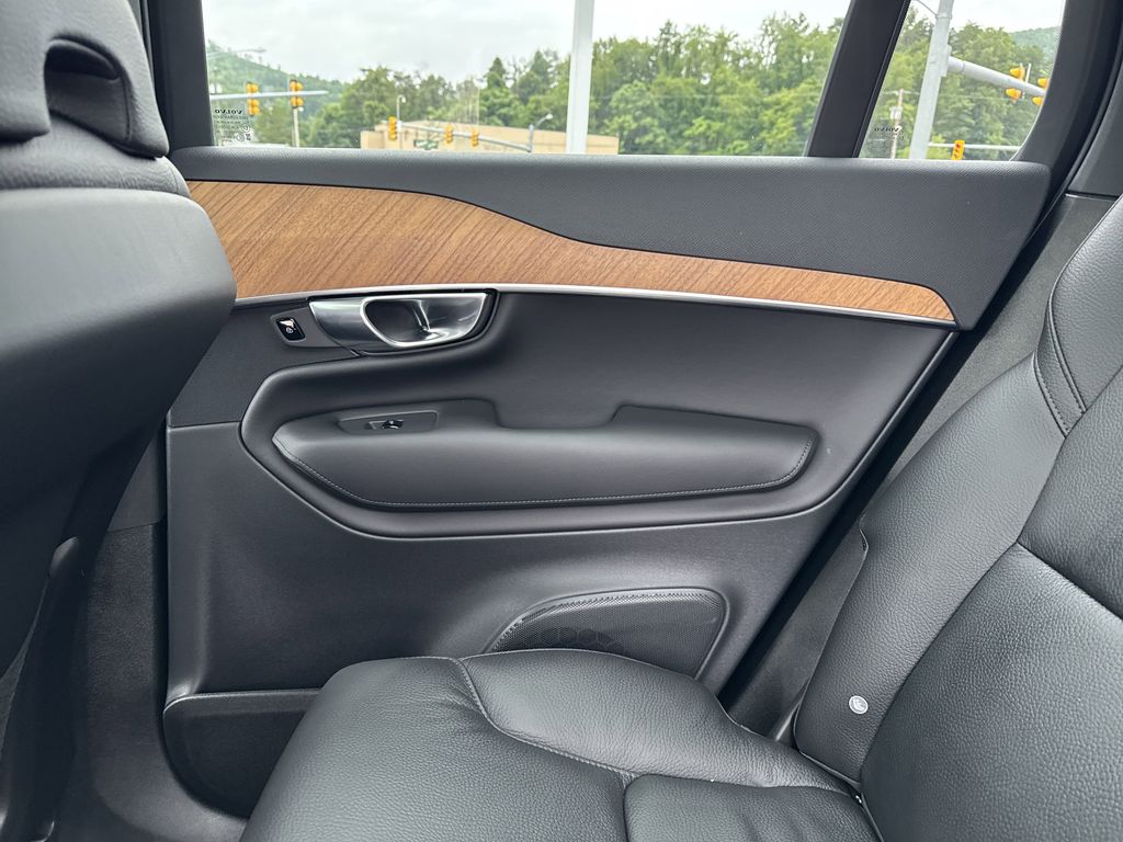 2025 Volvo XC90 Core photo 32