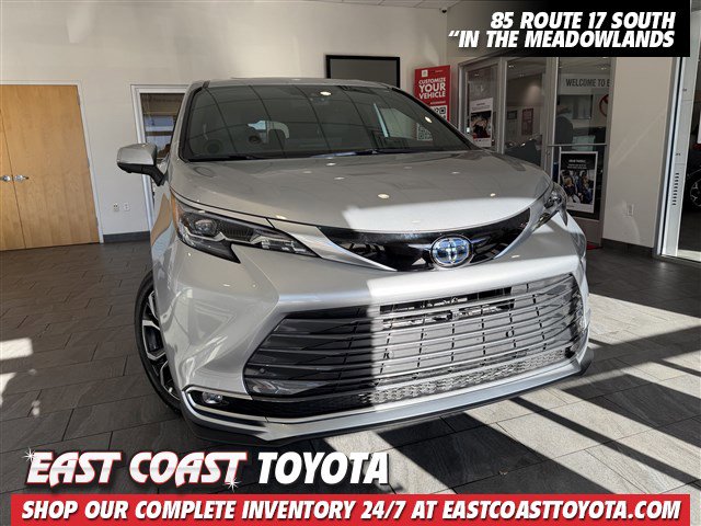 2025 Toyota Sienna Platinum's photo