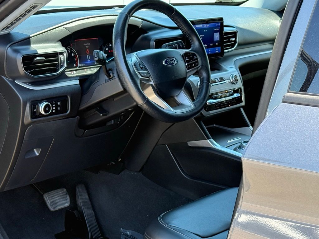 2023 Ford Explorer XLT photo 7