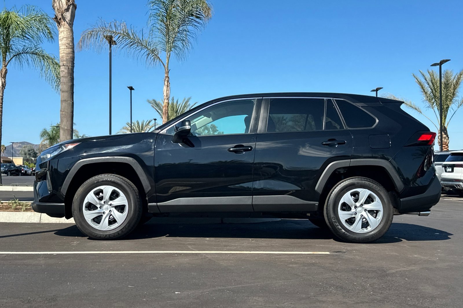 2022 Toyota RAV4 LE photo 5