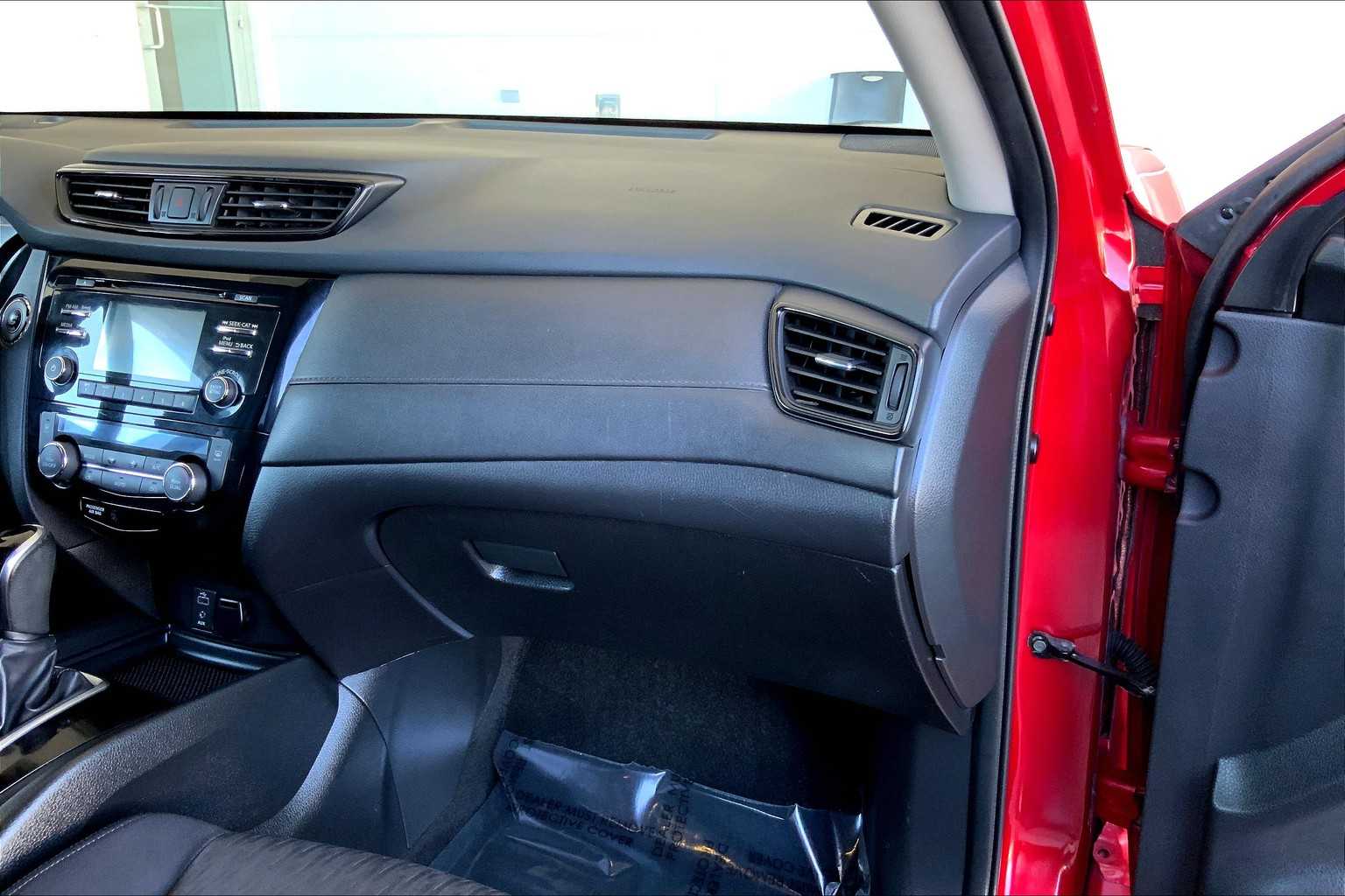 2017 Nissan Rogue SV photo 18