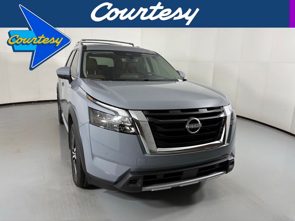 2025 Nissan Pathfinder Platinum's photo