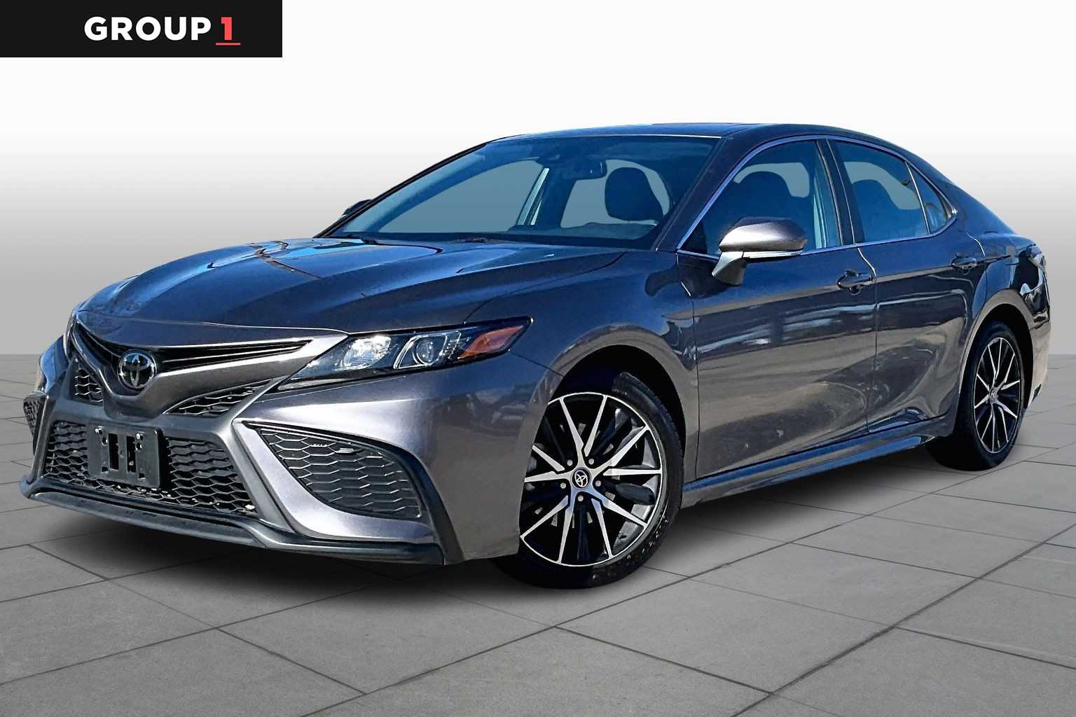 2023 Toyota Camry SE's photo