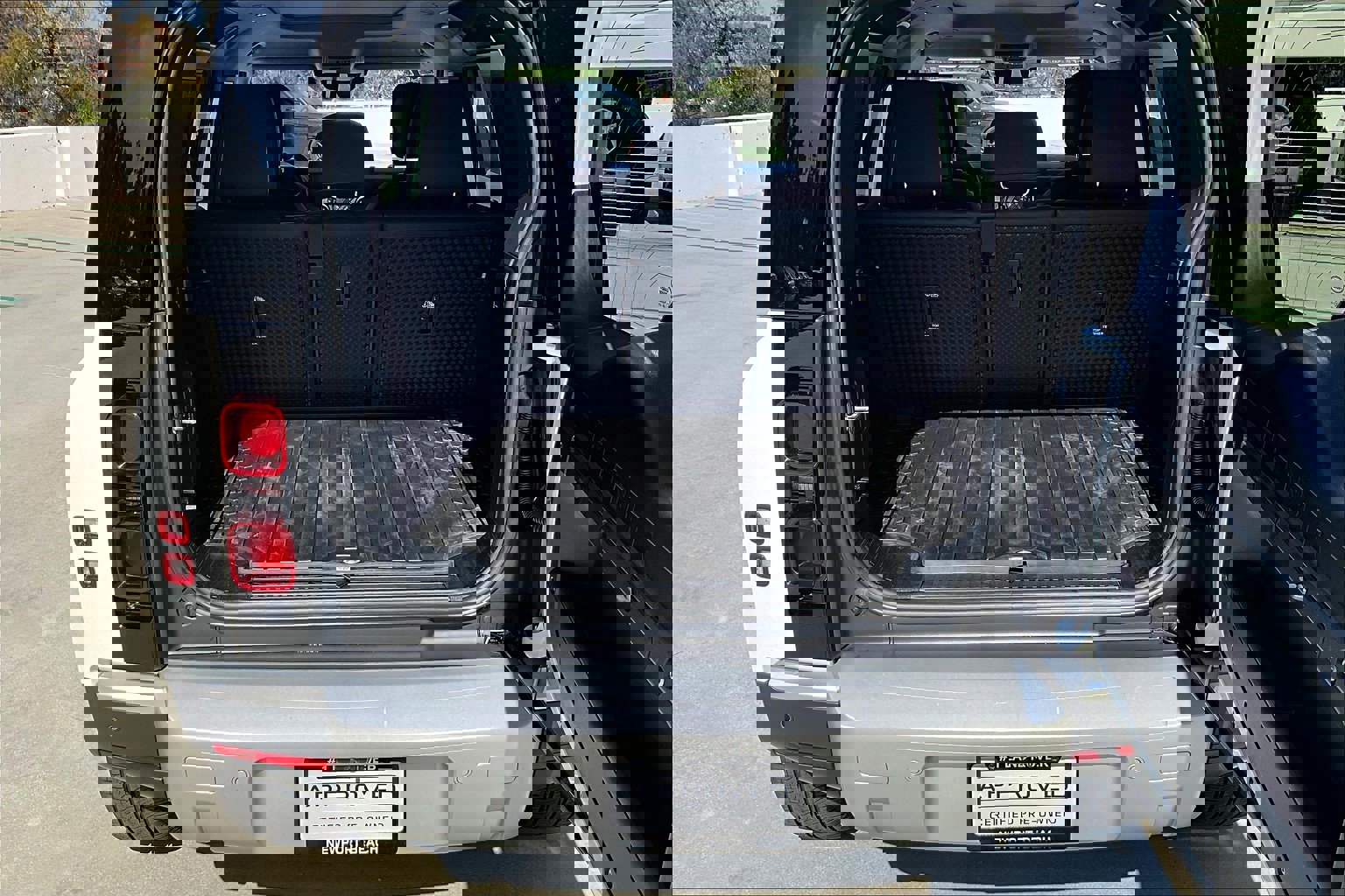 2025 Land Rover Defender S photo 18