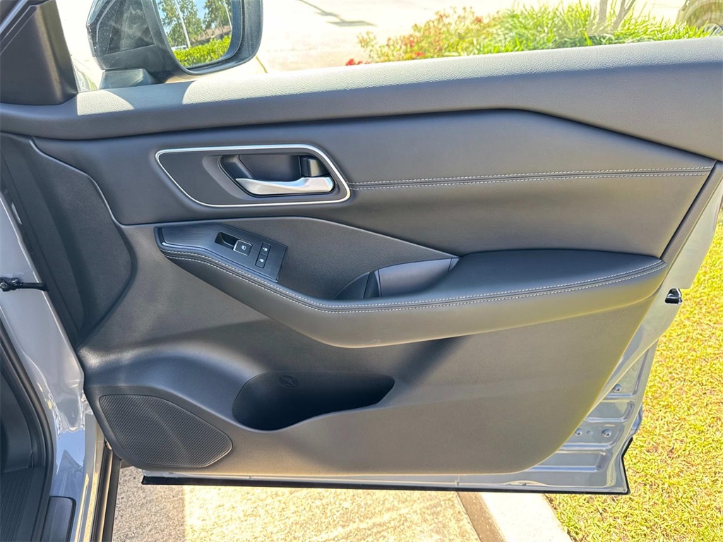 2025 Nissan Rogue Platinum photo 12