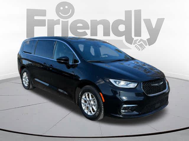 2025 Chrysler Pacifica Select's photo