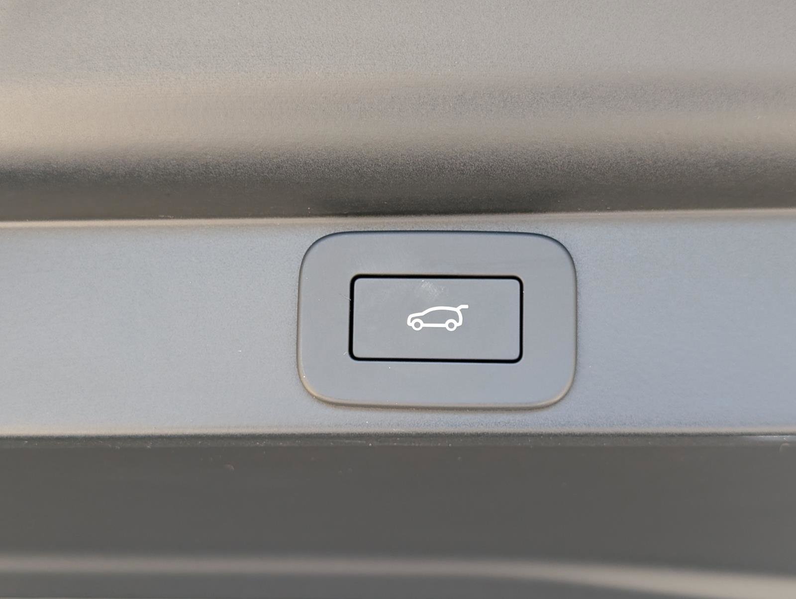 2025 Land Rover Range Rover SE photo 9