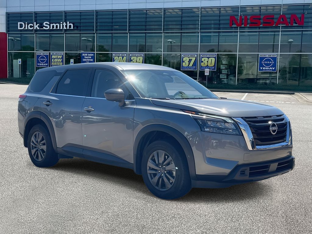 2024 Nissan Pathfinder S's photo
