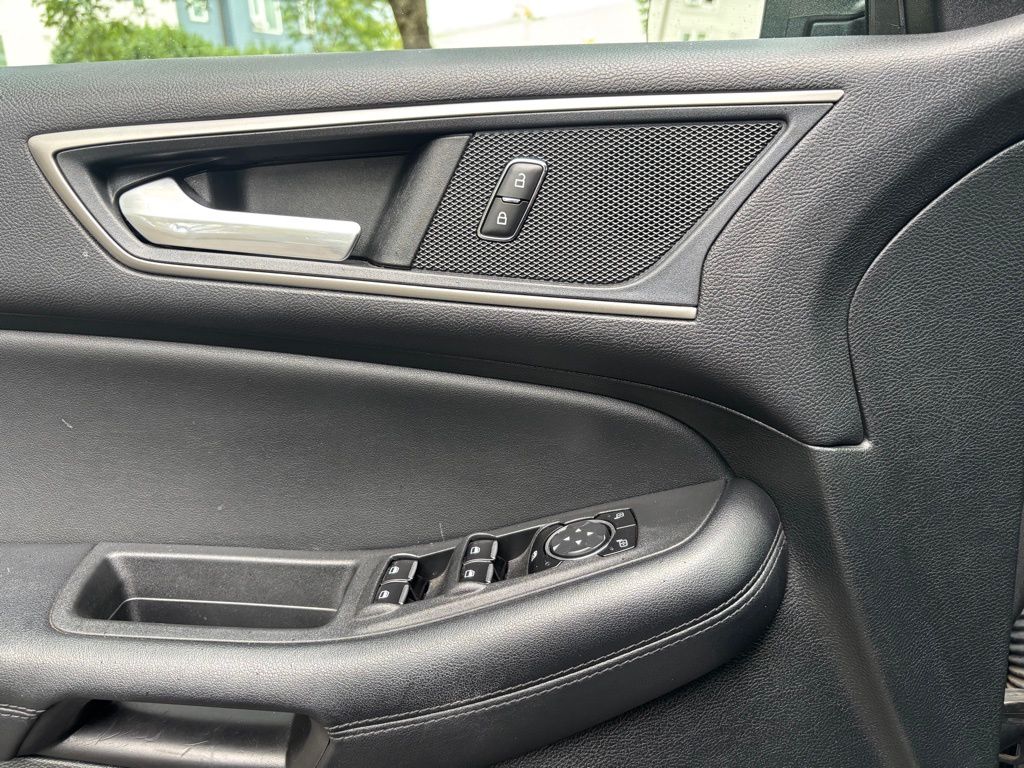 2022 Ford Edge SEL photo 19