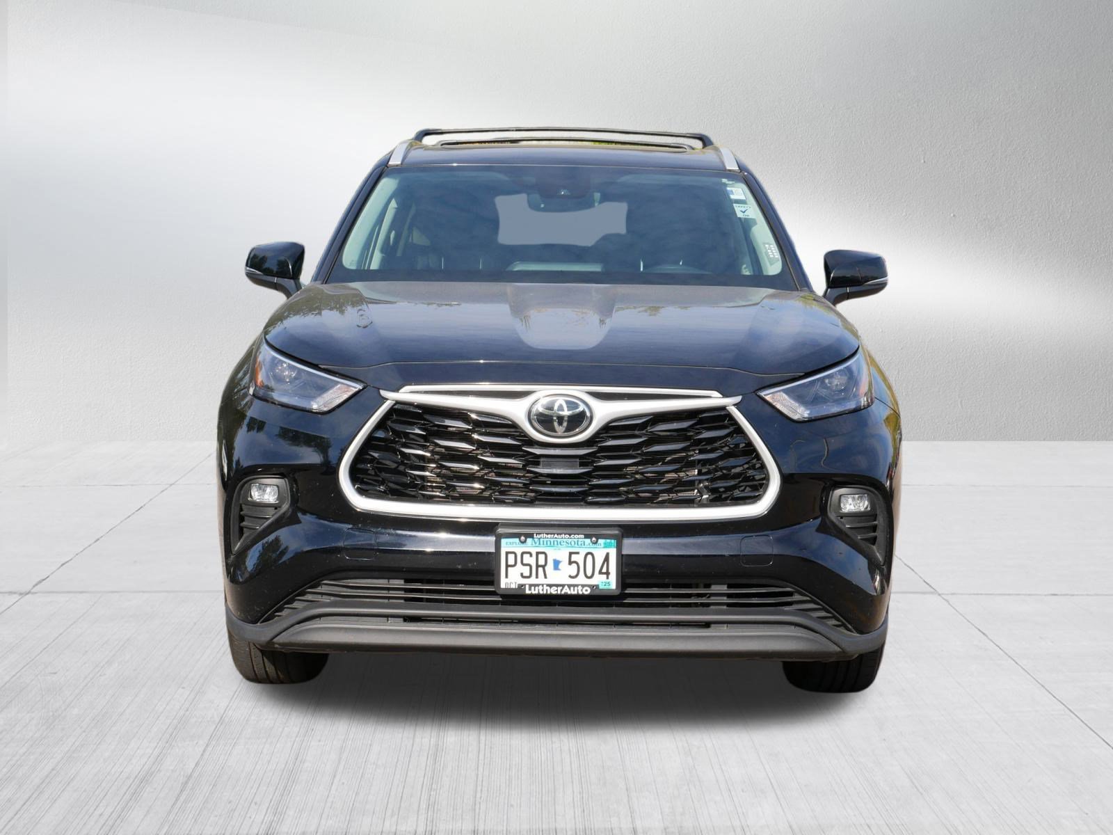 2022 Toyota Highlander XLE photo 2
