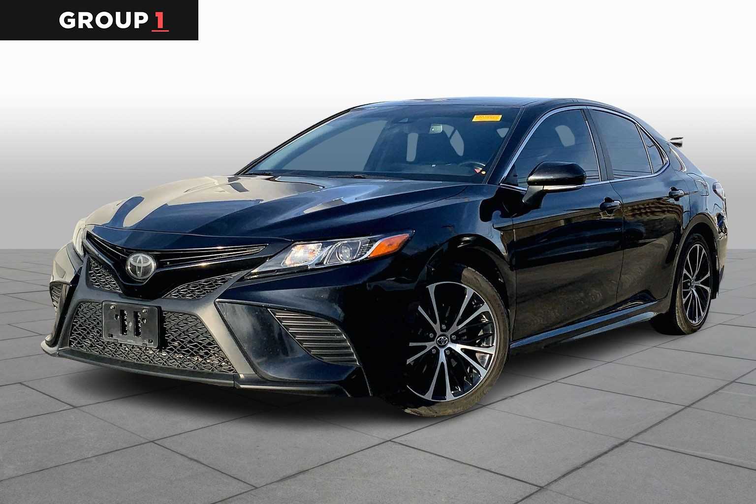 2020 Toyota Camry SE's photo