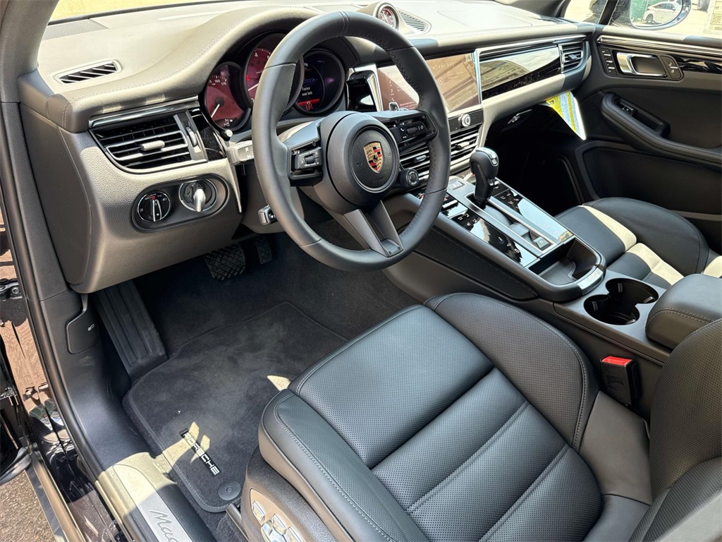 2025 Porsche Macan S photo 13