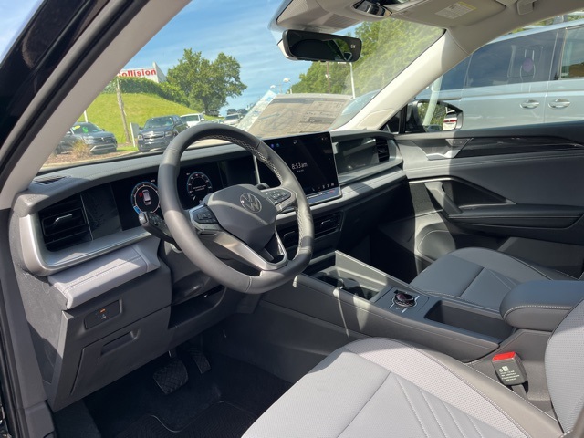2025 Volkswagen Tiguan SE photo 2