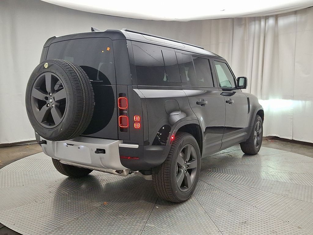 2025 Land Rover Defender 110 S photo 3