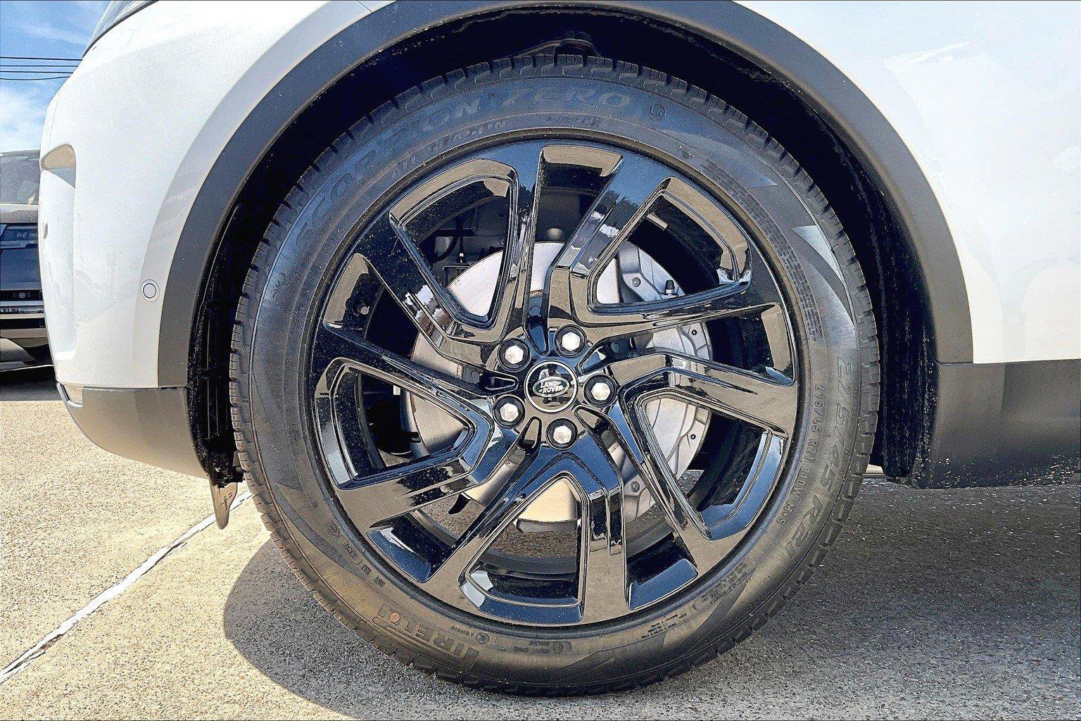 2025 Land Rover Discovery S photo 11