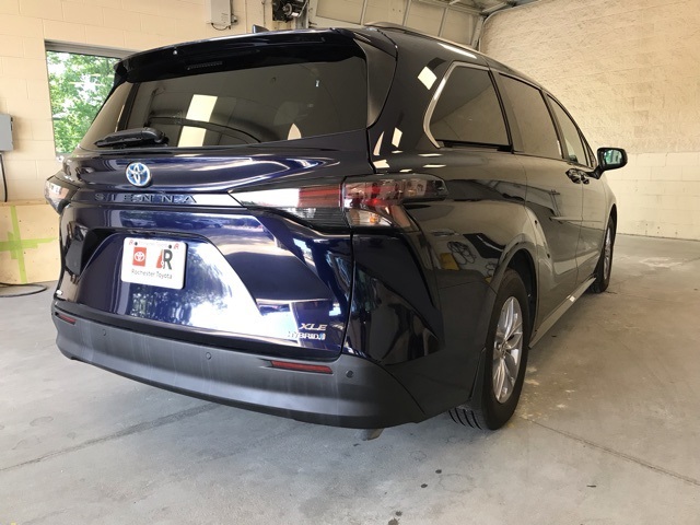2024 Toyota Sienna XLE photo 3