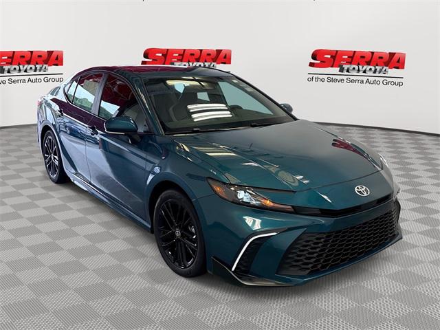2025 Toyota Camry SE's photo
