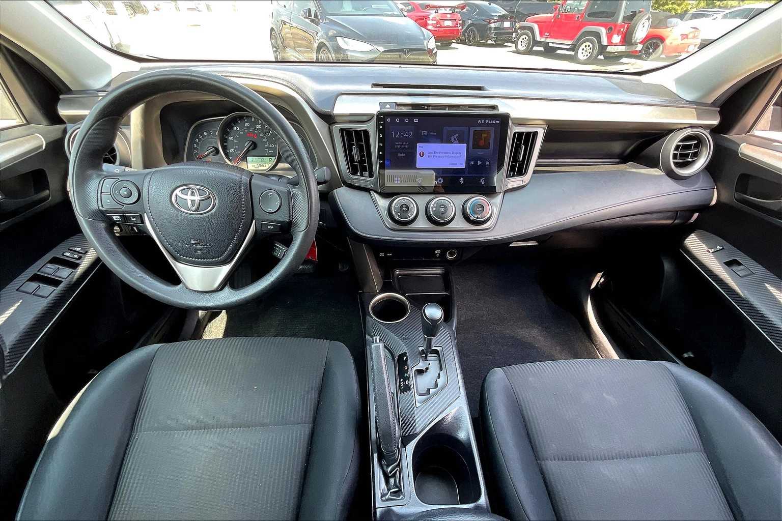 2015 Toyota RAV4 LE photo 12