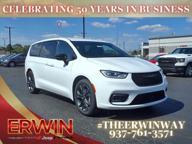 2026 Chrysler Pacifica Select's photo