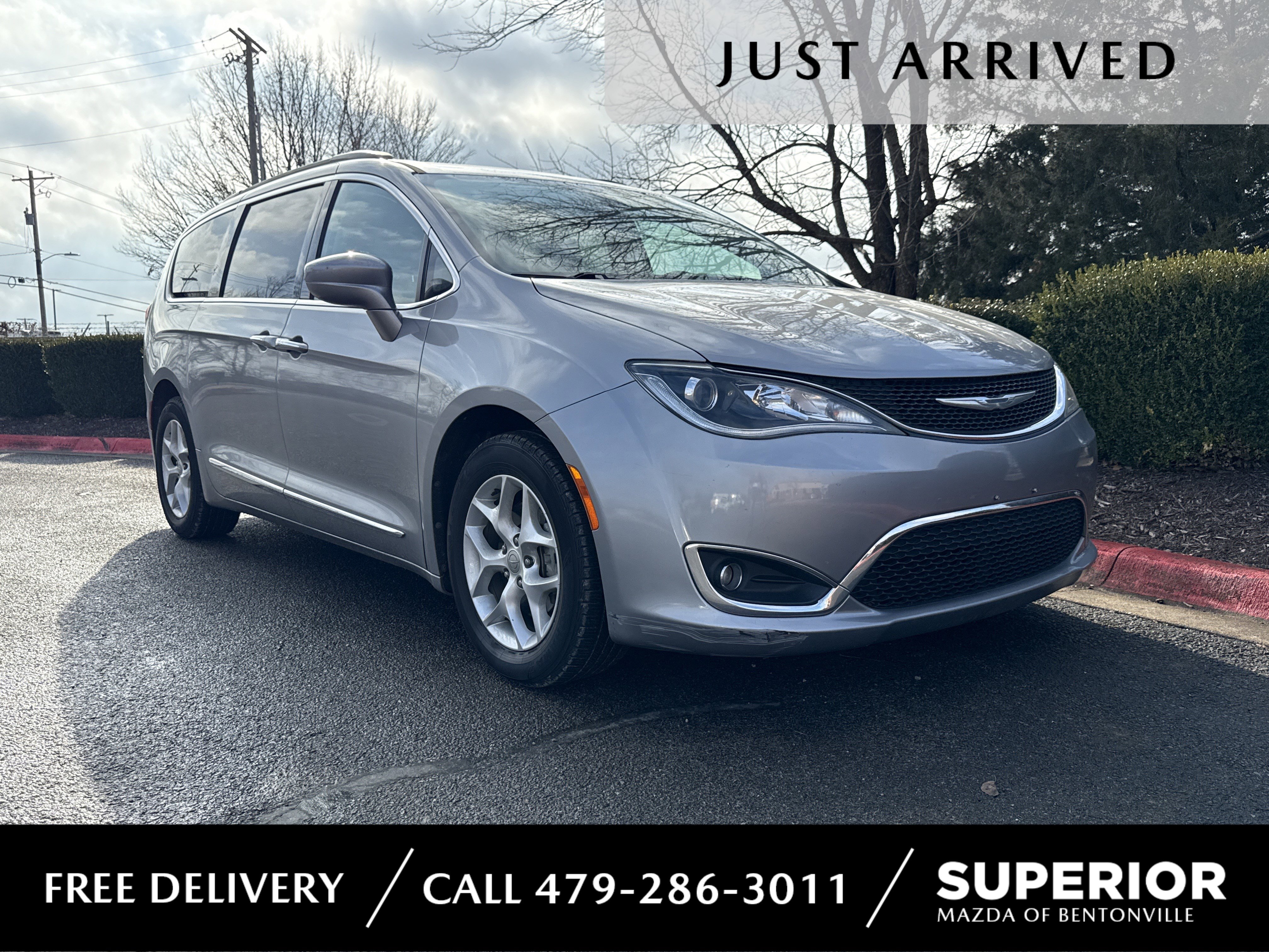 2017 Chrysler Pacifica Touring-L's photo