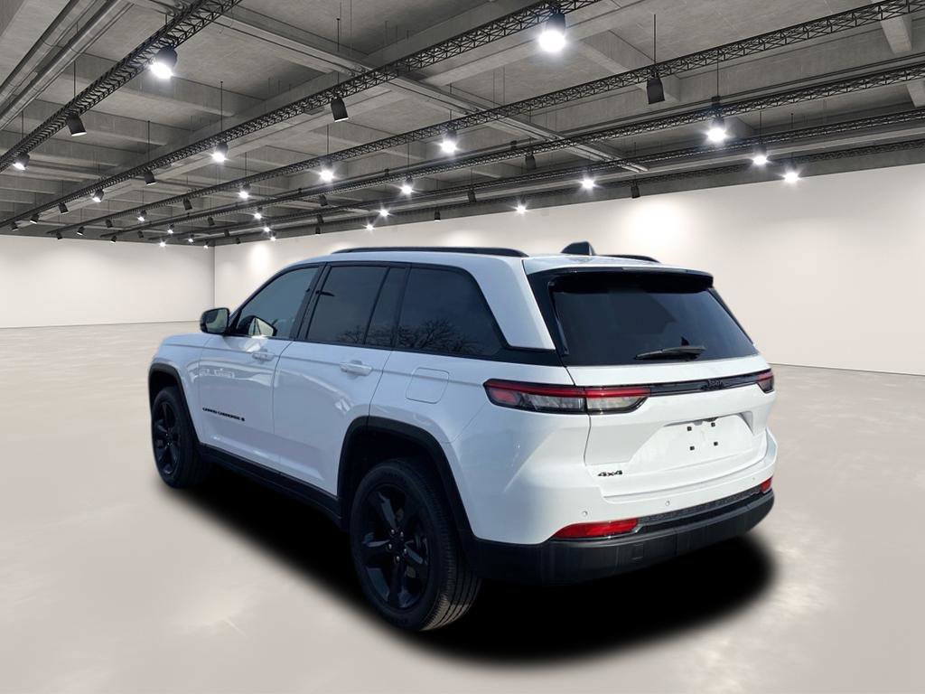 2023 Jeep Grand Cherokee Altitude photo 2