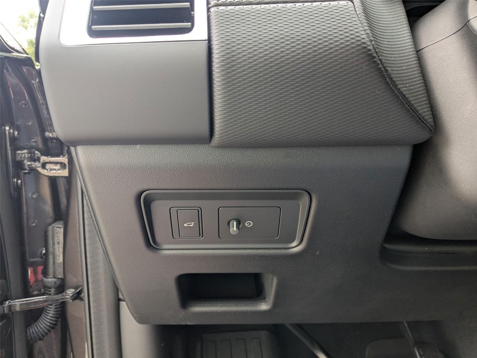 2025 Land Rover Discovery SE photo 16