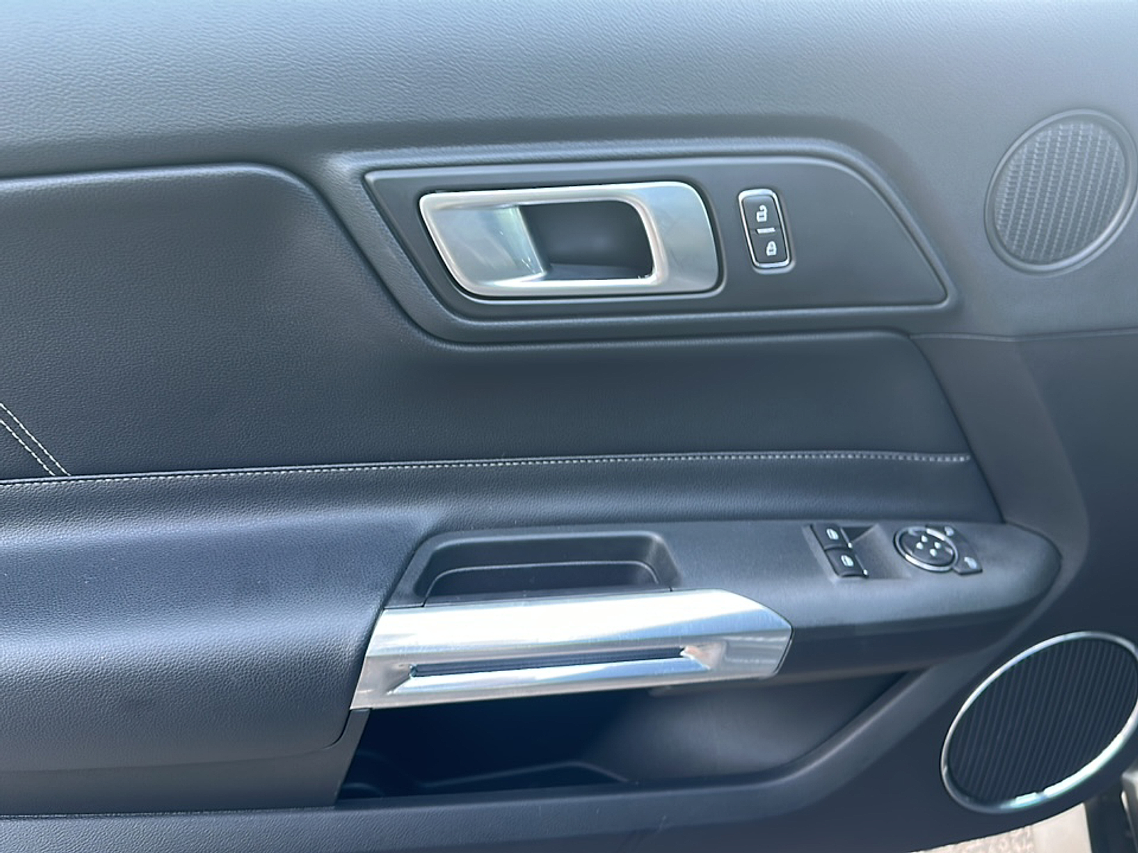 2019 Ford Mustang EcoBoost Premium photo 3