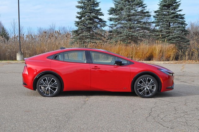 2024 Toyota Prius XLE photo 2