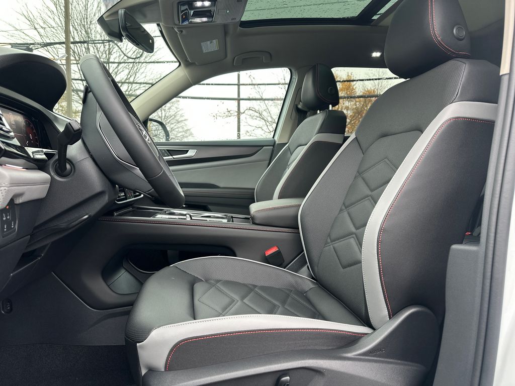 2026 Volkswagen Atlas Peak Edition SE photo 2