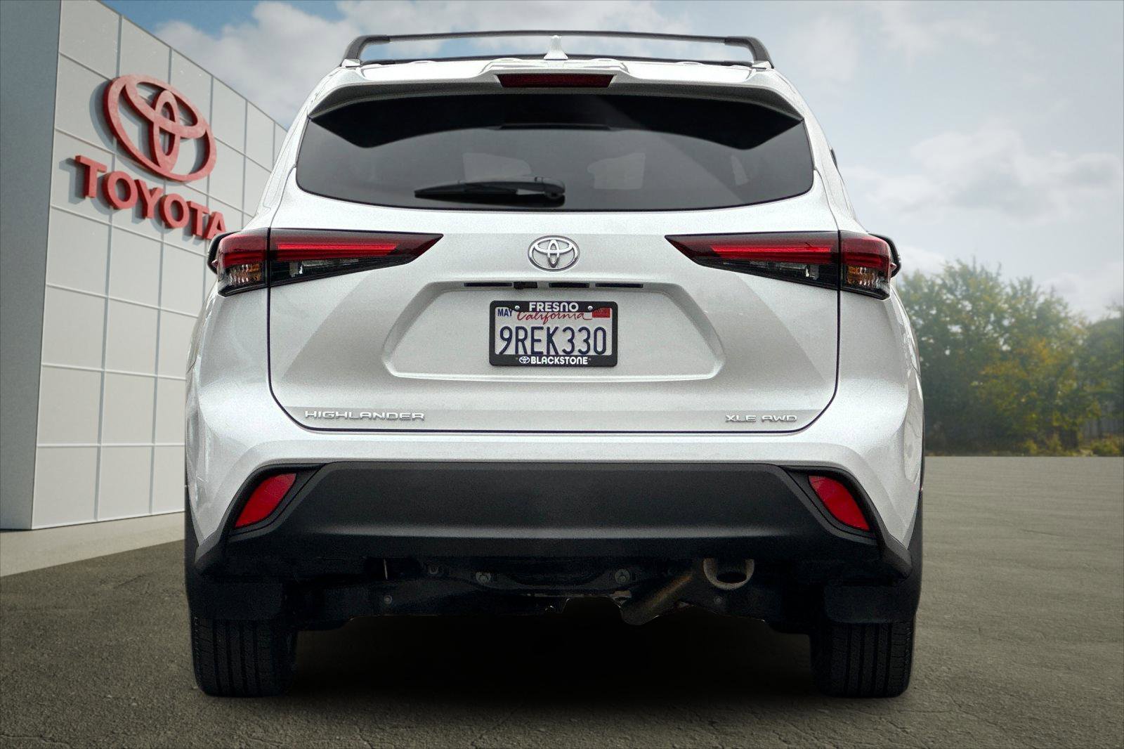 2025 Toyota Highlander XLE photo 2